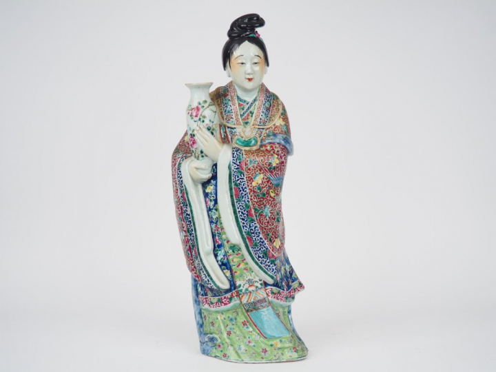 Statuette en porcelaine et émaux de la famille rose représentant une j