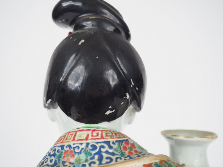 Statuette en porcelaine et émaux de la famille rose représentant une j