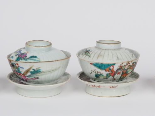 Ensemble de 4 coupes couvertes en porcelaine avec leur présentoir de l