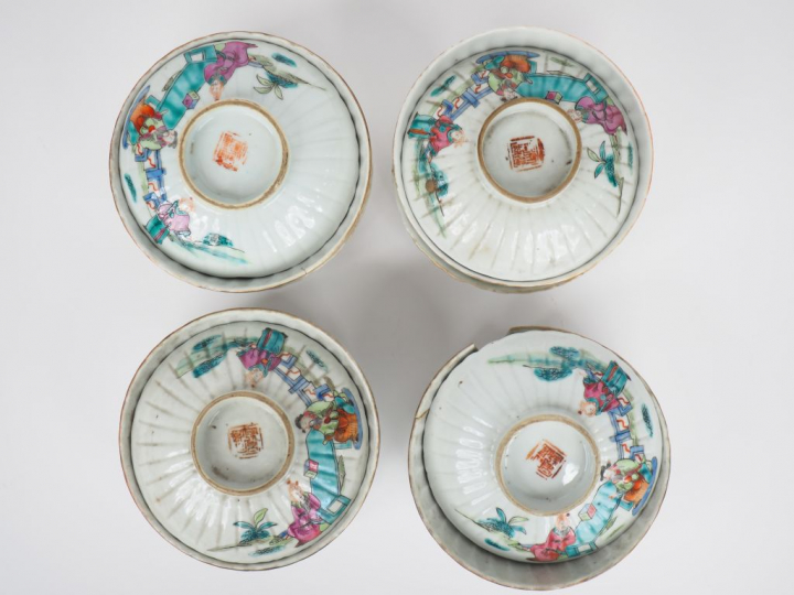 Ensemble de 4 coupes couvertes en porcelaine avec leur présentoir de l