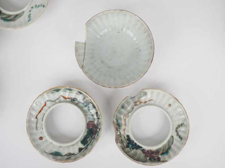 Ensemble de 4 coupes couvertes en porcelaine avec leur présentoir de l