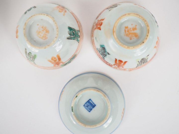 Chine, vers 1900,  Deux coupes à alcool, une coupe et présentoir, un b