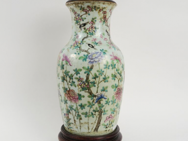 Vase balustre en porcelaine et émaux de la famille rose, à décor d'ois