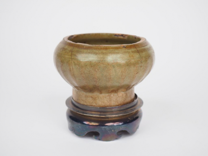 Coupe en porcelaine, émail céladon col rodé, avec un présentoir en mét