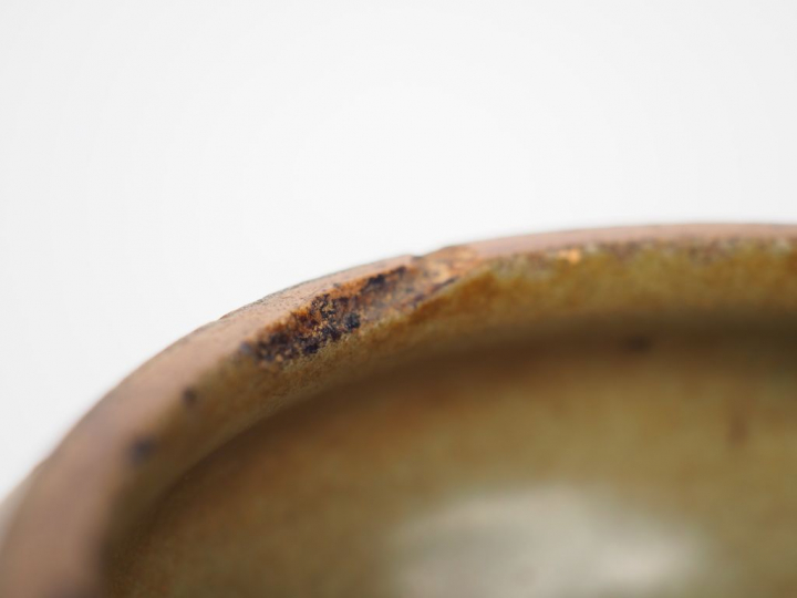 Coupe en porcelaine, émail céladon col rodé, avec un présentoir en mét