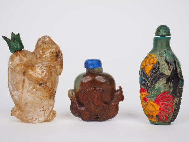 Lot de 3 flacons tabatières en stéatite céladon, cristal de roche et s