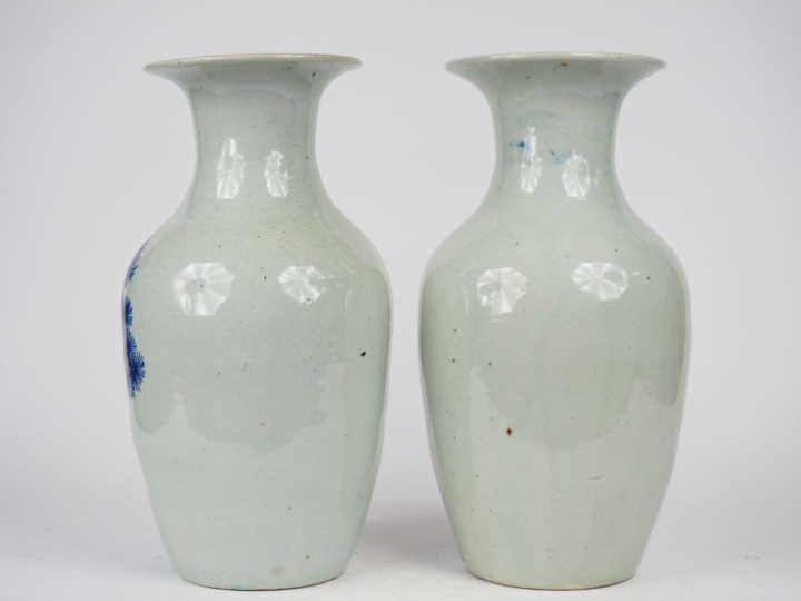 Paire de vases balustre en porcelaine à décor en bleu sur fond céladon