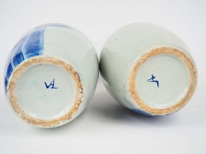 Paire de vases balustre en porcelaine à décor en bleu sur fond céladon
