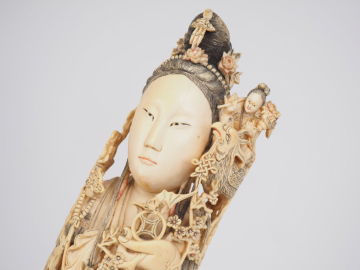 Importante statuette en ivoire finement sculpté représentant Guanyin a