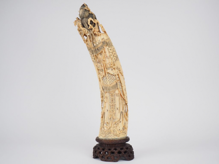 Importante statuette en ivoire finement sculpté représentant Guanyin a