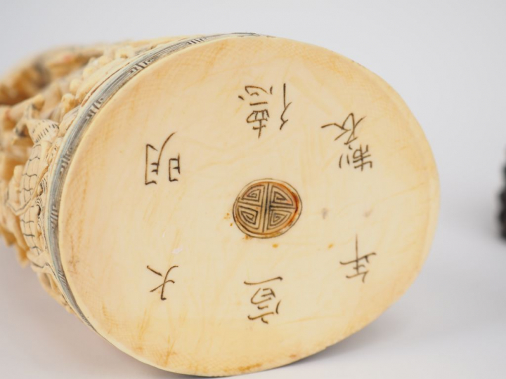 Importante statuette en ivoire finement sculpté représentant Guanyin a