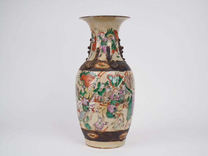 Vase balustre en porcelaine de Nankin décor polychrome de guerrier, su