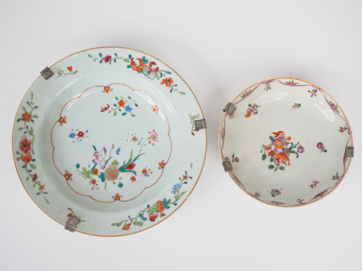 Assiette creuse en porcelaine émaux famille rose à décor floral. Chine