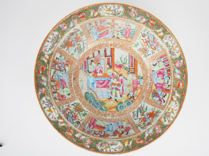 Bassin en porcelaine et émaux de style famille rose, décor de scène de