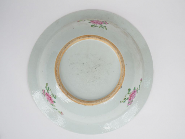 Bassin en porcelaine et émaux de style famille rose, décor de scène de