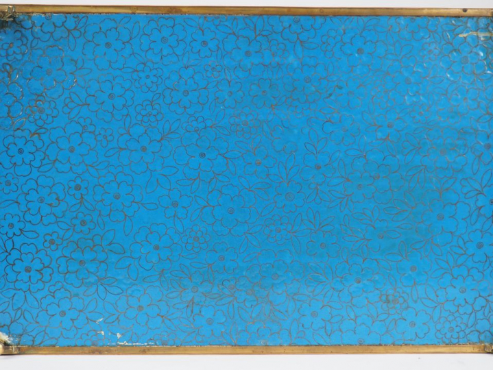 Plateau en émaux cloisonnés sur bronze à décor polychrome de deux drag