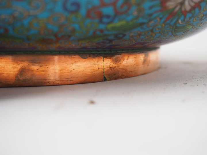 Coupe en émaux cloisonnés sur bronze à décor polychrome sur fond bleu 