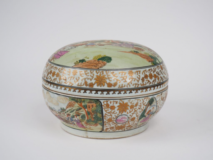 Boite couverte en porcelaine et émaux style famille rose, décor de per