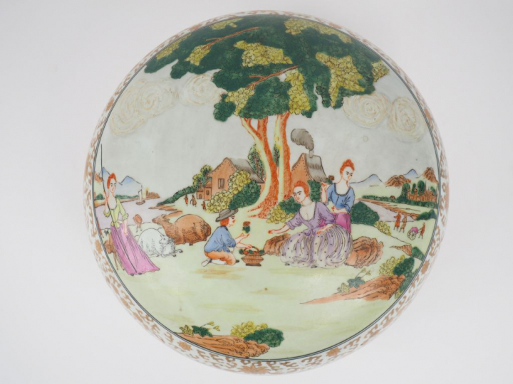 Boite couverte en porcelaine et émaux style famille rose, décor de per