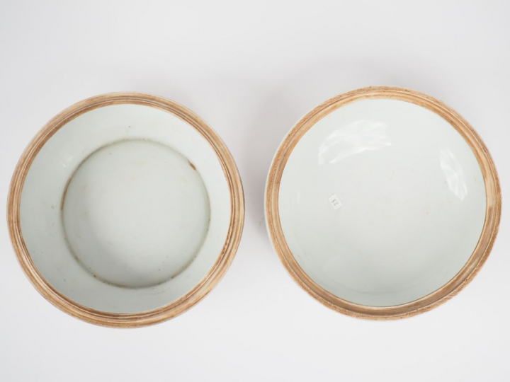Boite couverte en porcelaine et émaux style famille rose, décor de per