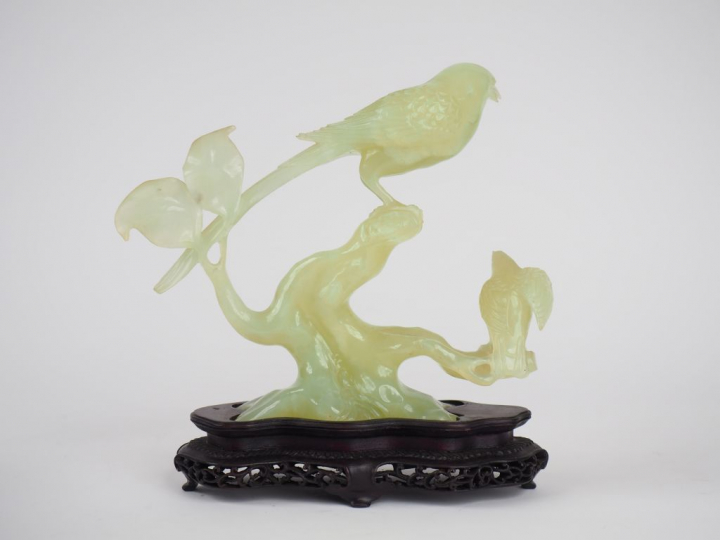 Groupe en serpentine "oiseaux sur une branche". Chine XXème siècle. H.