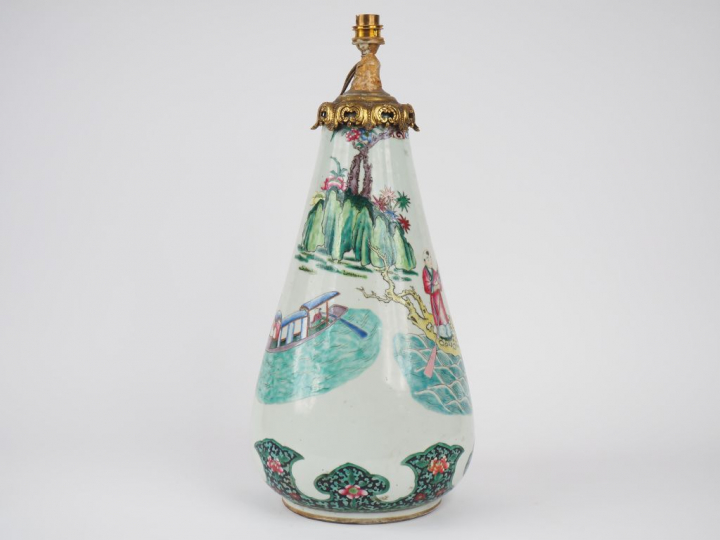 Vase piriforme en porcelaine de la famille rose, décor de zhoulao acco