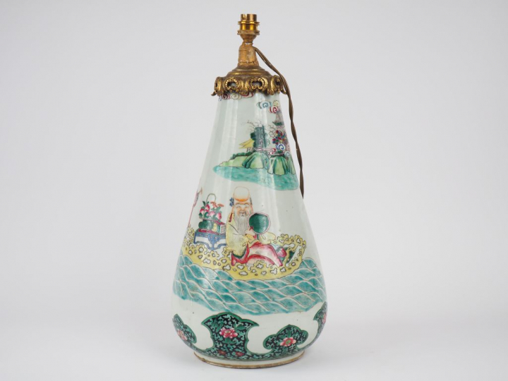 Vase piriforme en porcelaine de la famille rose, décor de zhoulao acco