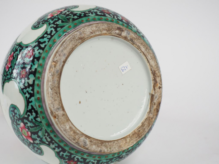 Vase piriforme en porcelaine de la famille rose, décor de zhoulao acco