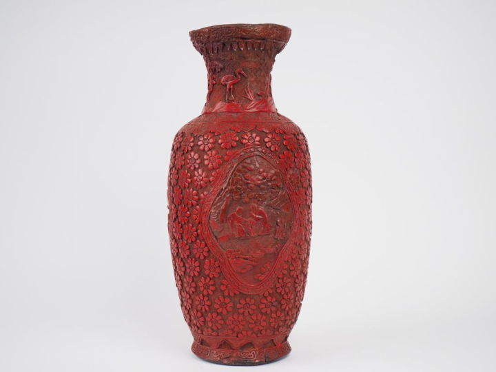 Vase dans le goût des laques de cinabre, décor de médaillons, de perso