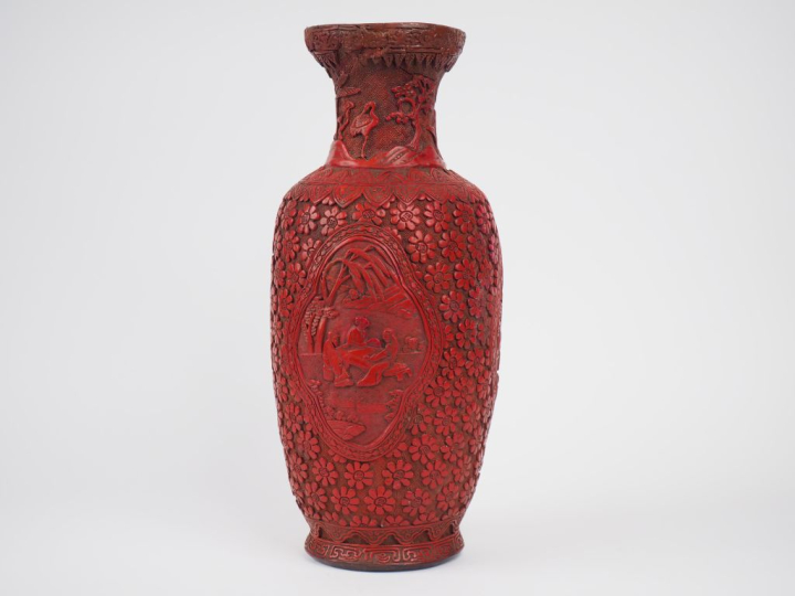 Vase dans le goût des laques de cinabre, décor de médaillons, de perso
