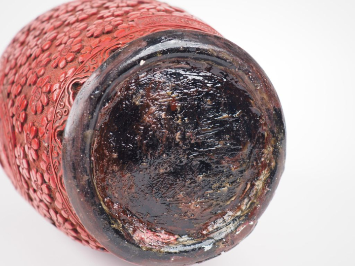 Vase dans le goût des laques de cinabre, décor de médaillons, de perso