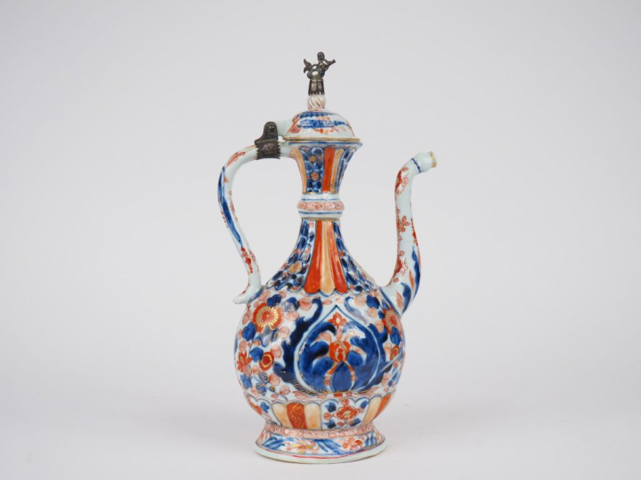 Aiguière en porcelaine décor "Imari chinois" à motif de fleurs et de v