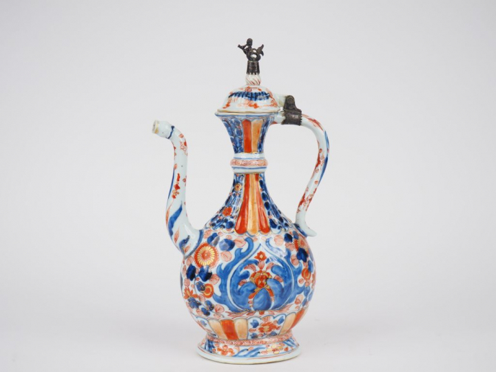 Aiguière en porcelaine décor "Imari chinois" à motif de fleurs et de v