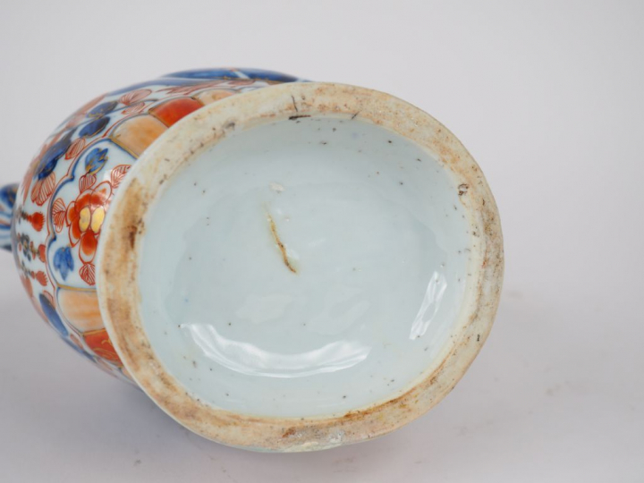 Aiguière en porcelaine décor "Imari chinois" à motif de fleurs et de v