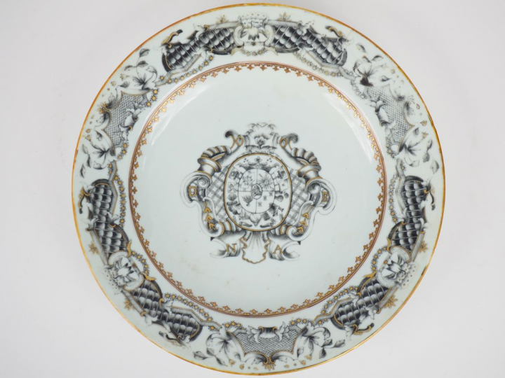Petit plat en porcelaine décor en grisaille, Compagnie des Indes, déco