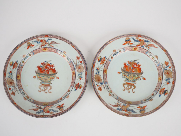 Paire d'assiettes en porcelaine et émaux de la famille rose "Imari Chi