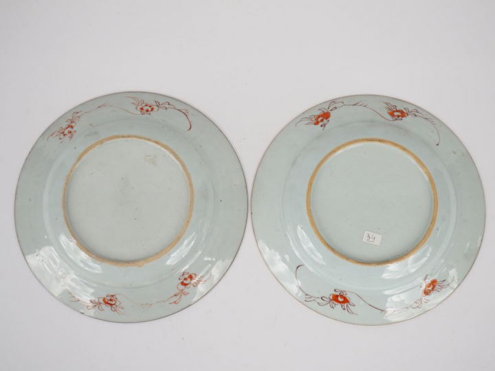 Paire d'assiettes en porcelaine et émaux de la famille rose "Imari Chi