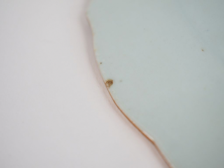 Chine, XVIIIe siècle,  Assiette floriforme en porcelaine et émaux de l