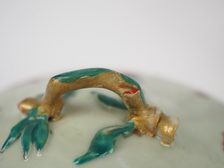 Chine XVIIIème siècle. Paire de bouillons couverts en porcelaine émaux