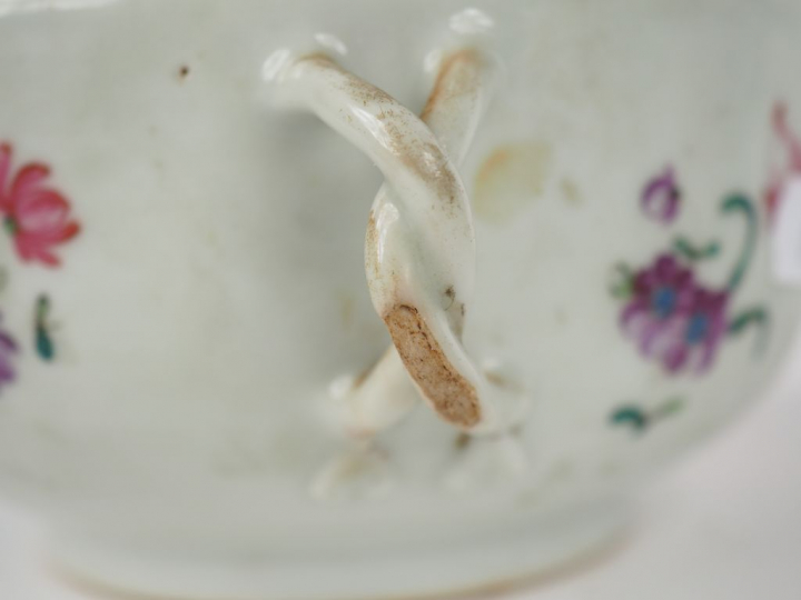 Chine XVIIIème siècle. Paire de bouillons couverts en porcelaine émaux