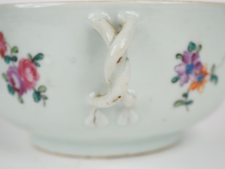 Chine XVIIIème siècle. Paire de bouillons couverts en porcelaine émaux