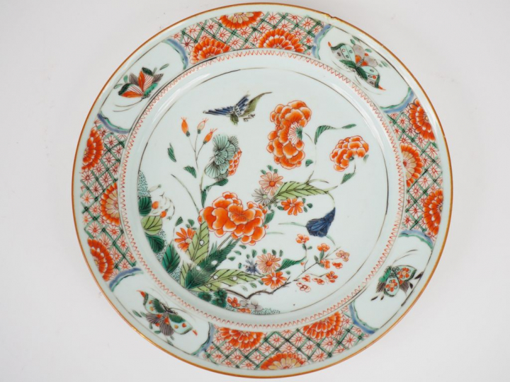 Assiette en porcelaine et émaux de la famille verte, décor d'oiseau su