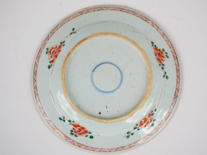 Assiette en porcelaine et émaux de la famille verte, décor d'oiseau su