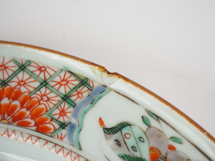 Assiette en porcelaine et émaux de la famille verte, décor d'oiseau su