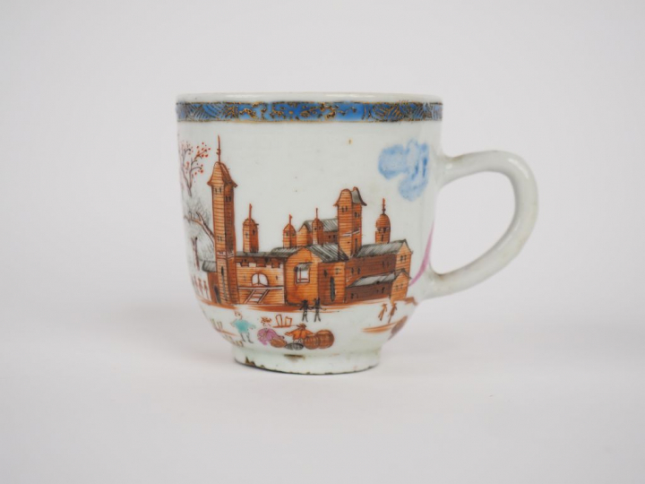 Chine, XVIIIe siècle, Tasse en porcelaine et émaux de la famille rose,