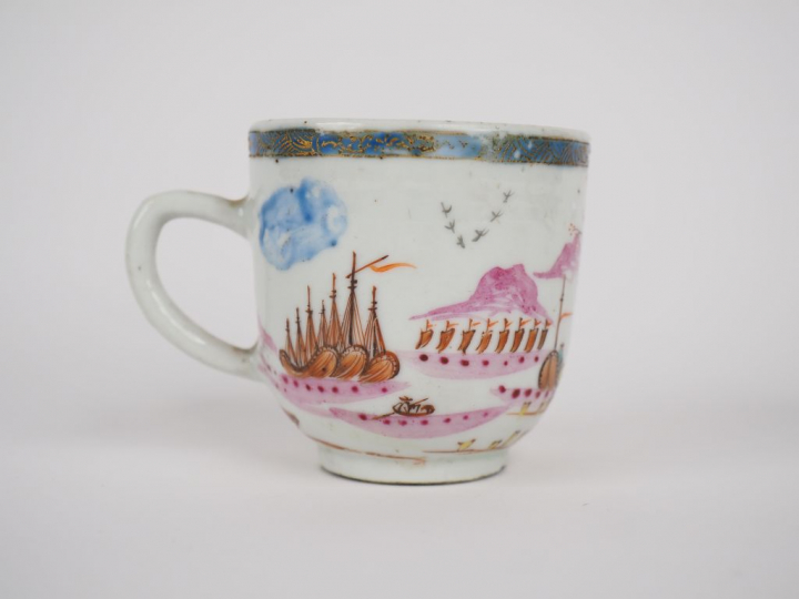 Chine, XVIIIe siècle, Tasse en porcelaine et émaux de la famille rose,