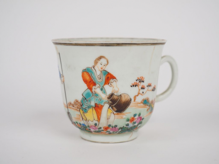 Tasse en porcelaine et émaux de la famille rose, décor de personnage e
