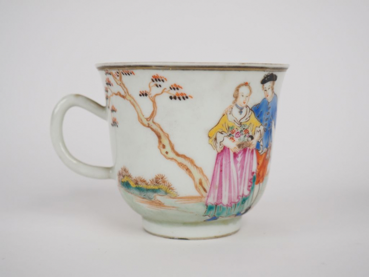 Tasse en porcelaine et émaux de la famille rose, décor de personnage e
