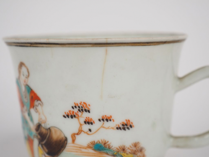 Tasse en porcelaine et émaux de la famille rose, décor de personnage e