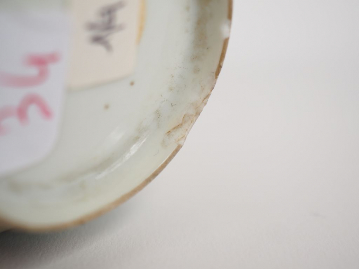 Tasse en porcelaine et émaux de la famille rose, décor de personnage e